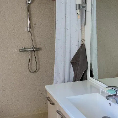 Stort Vaerelse Med Laekkert Badevaerelse Homestay
