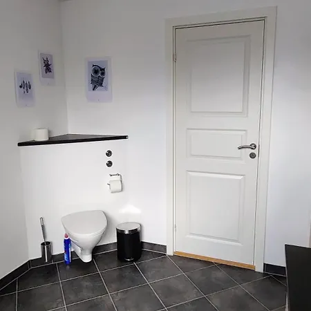 Stort Vaerelse Med Laekkert Badevaerelse Homestay